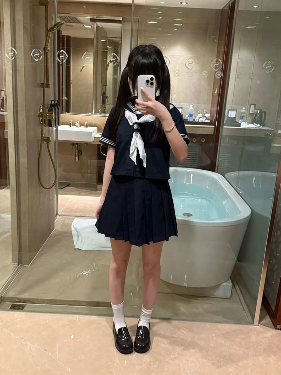 酒局故意让妹妹喝多，微醺状态下房间内怂恿朋友们一块轮奸妹妹，简直颠覆认知，这么骚的吗？喝了酒潮喷太吓人了