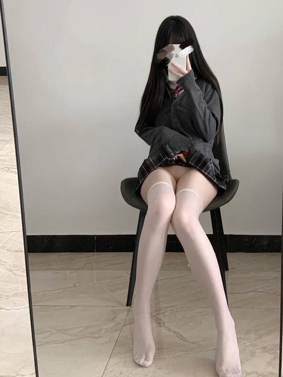 可爱双马尾JK小学妹被主人爸爸公园调教，清纯小萝莉被肏出白浆，被捅的时候喊爸爸喜欢被操