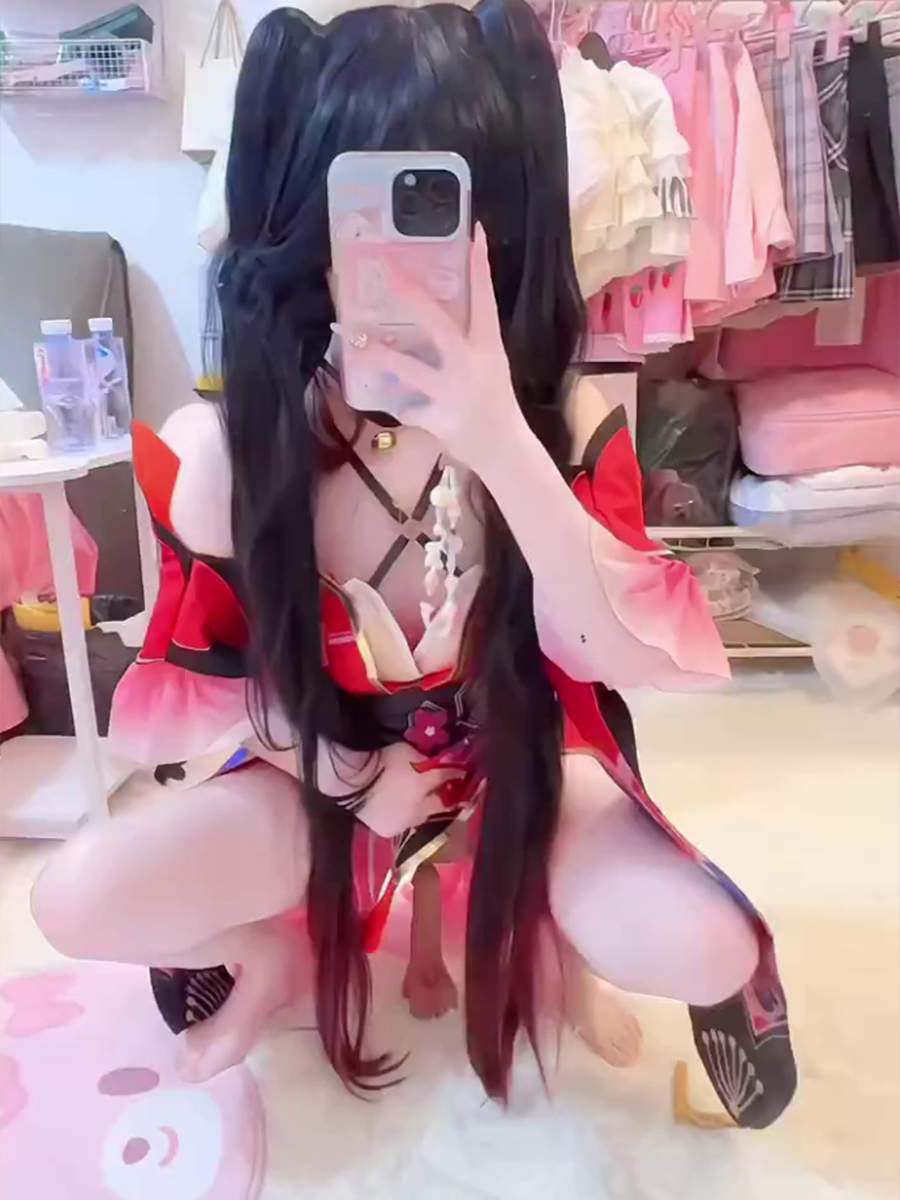 小萝莉cos花火，吃金主爸爸的肉棒，最后被强行内射了