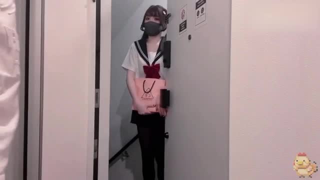 从小长大的青梅竹马来我家借住 半夜爬上沙发吃我鸡巴 撕开黑丝把她按在沙发上猛操