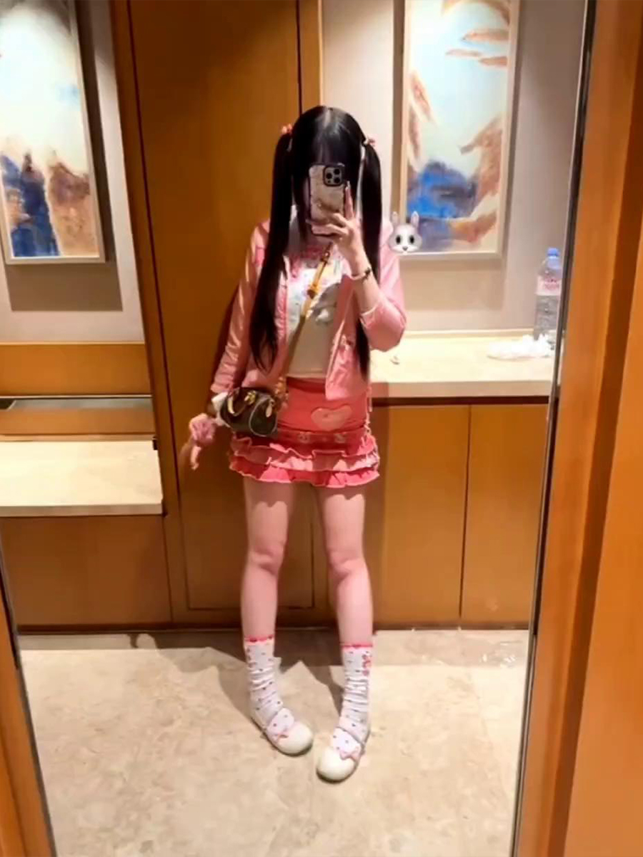 双马尾小萝莉也是极品美鲍啊，这白丝搭配这脚，真是太涩了