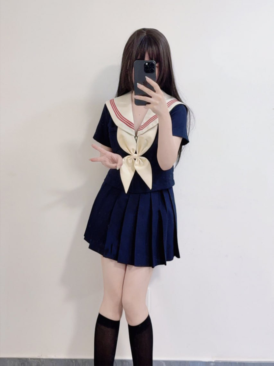 反差女友穿黑丝，带狐狸尾跟炮友在楼道里干，被爆肏蜜桃臀内射